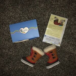 Maplelea winter boots for 18-inch dolls